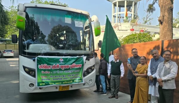 पांच दिवसीय संरक्षित खेती पर प्रशिक्षण बस को कृषि मंत्री गणेश जोशी ने हरी झंडी दिखाकर किया रवाना 