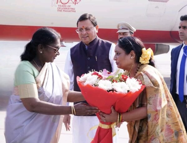जौलीग्रांट एयरपोर्ट पहुंचने पर राष्ट्रपति द्रौपदी मुर्मू का सीएम,राज्यपाल और विधानसभा अध्यक्ष ने किया स्वागत