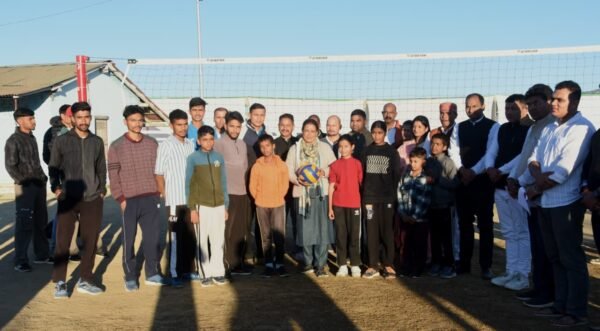 खेल मंत्री रेखा आर्या ने अपना काफिला रुकवा कर बच्चों के साथ कुछ देर खेला वॉलीबॉल, नियमित अभ्यास के लिए किया प्रोत्साहित 