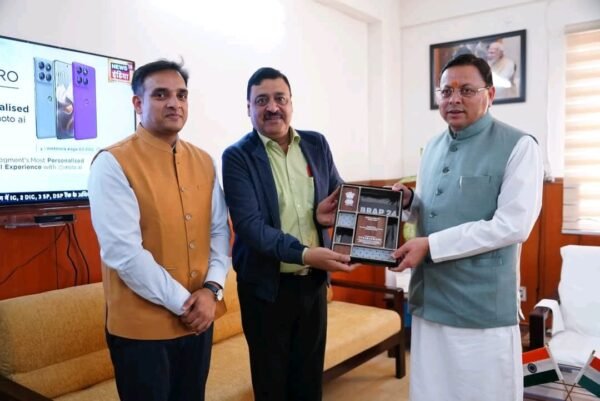 मुख्यमंत्री धामी को सौंपा व्यापार सुधार कार्ययोजना टॉप अचीवर्स पुरस्कार