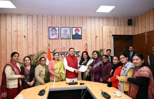 आंगनबाड़ी कार्यकत्री/सेविका/ मिनी कर्मचारी संगठन के सदस्यों ने मुख्यमंत्री आवास में मुख्यमंत्री धामी से की भेंट 