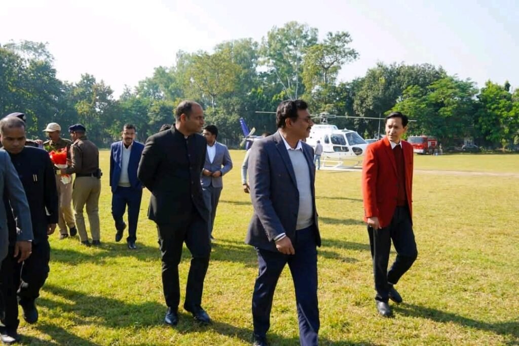 मुख्य सचिव आनन्द बर्द्धन ने बनबसा में वरिष्ठ अधिकारियों के साथ की बैठक