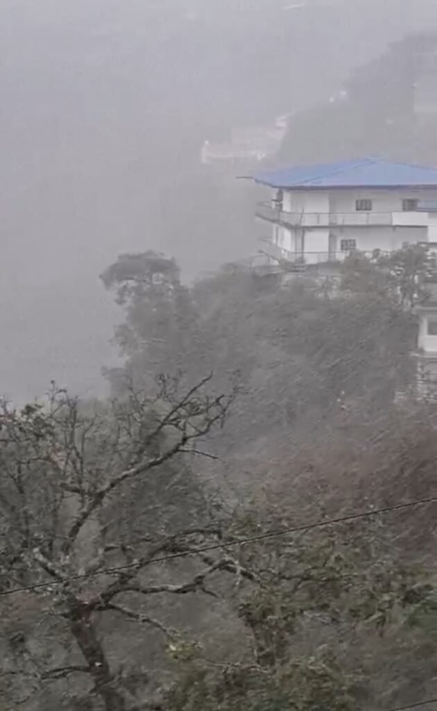 उत्तराखंड में बारिश-बर्फबारी: सफेद चादर में लिपटे पहाड़, चकराता से मुखबा तक दिखा खूबसूरत नज़ारा, झूमे सैलानी