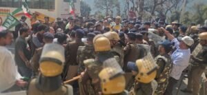 गैरसैण स्थाई राजधानी को उक्रांद कार्यकर्ताओं ने पुलिस को खूब छकाया