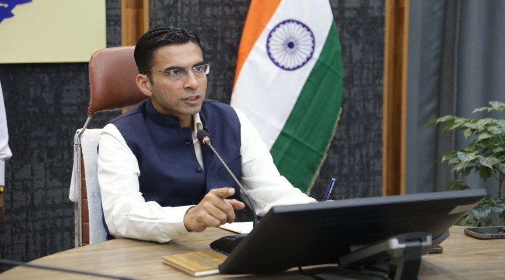 एलपीजी गैस अवैध संग्रहण, कालाबाजारी पर अब सीधे जेल; डीएम सविन बसंल ने दिए निर्देश