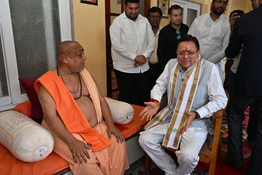 मुख्यमंत्री पुष्कर सिंह धामी ने जगद्गुरु शंकराचार्य स्वामी राजराजेश्वराश्रम महाराज से की शिष्टाचार भेंट