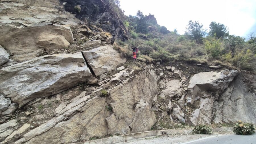 खतरनाक चट्टान से उतरने को मजबूर महिलाएं, सिंहधार वार्ड में पुश्तैनी रास्ता टूटा, ग्रामीणों में आक्रोश