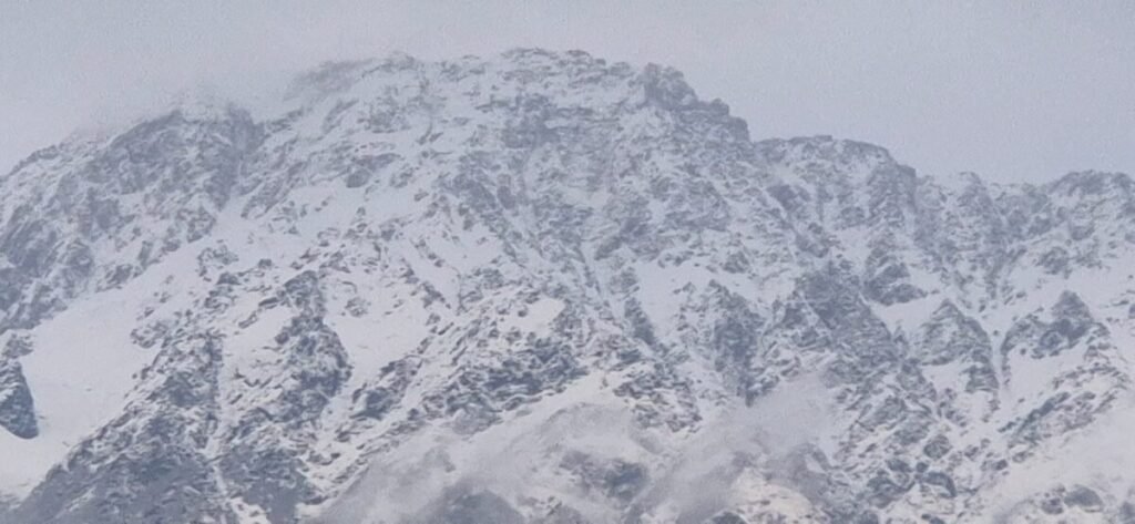 अप्रैल में लौटी कड़ाके की सर्दी : बद्रीनाथ, हेमकुंड और औली में ताज़ा बर्फबारी, तैयारियों पर मौसम की मार