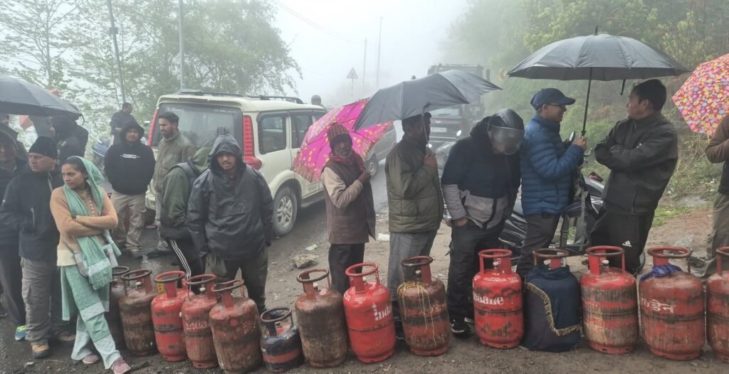 उत्तराखंड में मौसम का कहर, बर्फबारी और बारिश से जनजीवन प्रभावित