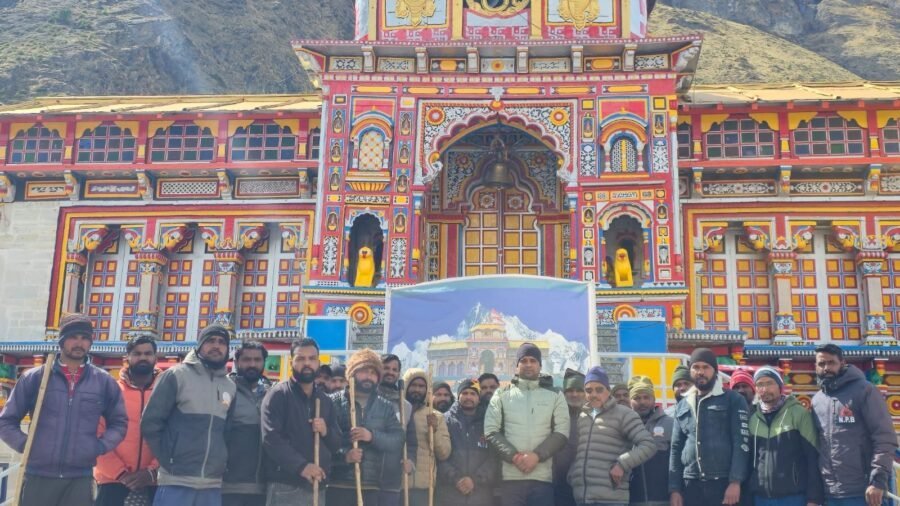 बद्रीनाथ धाम में कपाट खुलने से पहले विशेष सफाई अभियान, ​50 पर्यावरण मित्रों की ‘एडवांस टीम’ तैनात