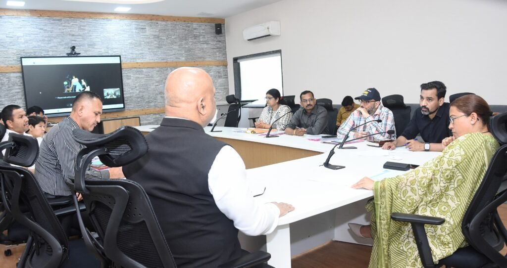 मंत्री से वार्ता के बाद धरना खत्म करने पर राजी हुए पीआरडी स्वयं सेवक