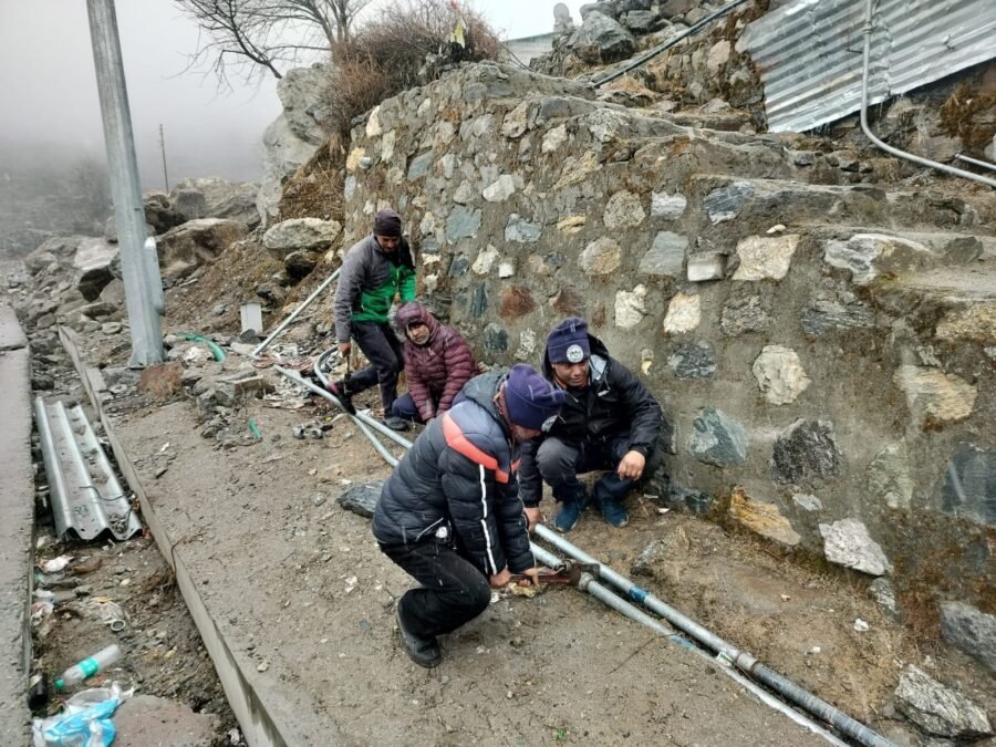 बद्रीनाथ धाम में युद्धस्तर पर तैयारियां, भारी बर्फबारी के बीच जल आपूर्ति बहाल करने में जुटा जल संस्थान