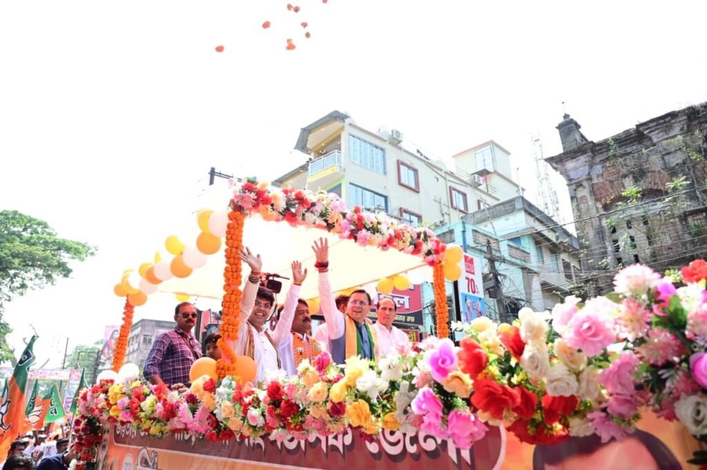 बंगाल के चुनावी रण में उत्तराखंड के ‘धाकड़’ धामी, बनगांव में धुरंधर धामी का दमदार रोड शो, धामी को सुनने के लिए बनगांव में उमड़ा जनसैलाब, ममता सरकार पर साधा तीखा निशाना