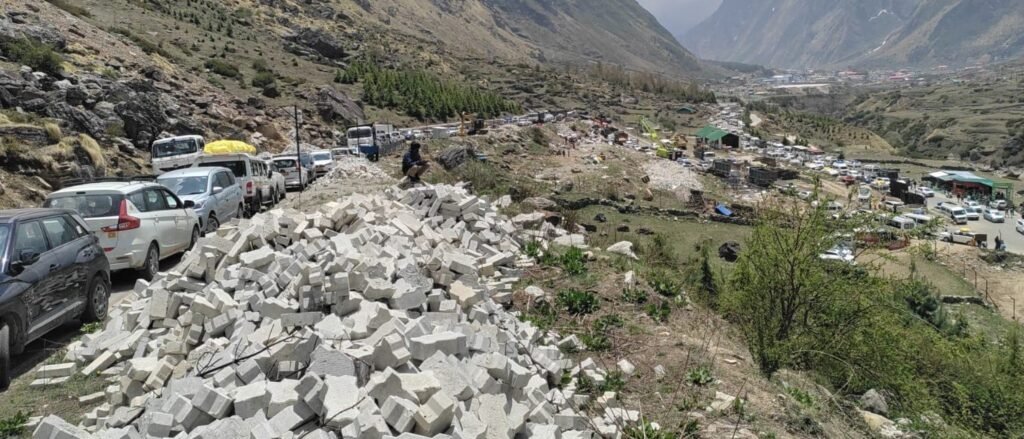 माणा क्षेत्र में नई पार्किंग व्यवस्था लागू, यातायात दबाव हुआ कम