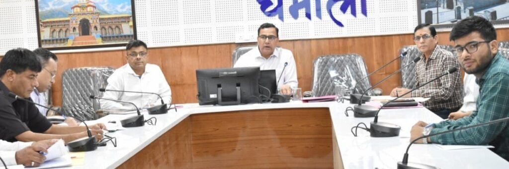 जनहित के कार्यों को आपसी समन्वय के साथ तेजी को पूरा करें – सीडीओ डॉ. अभिषेक त्रिपाठी