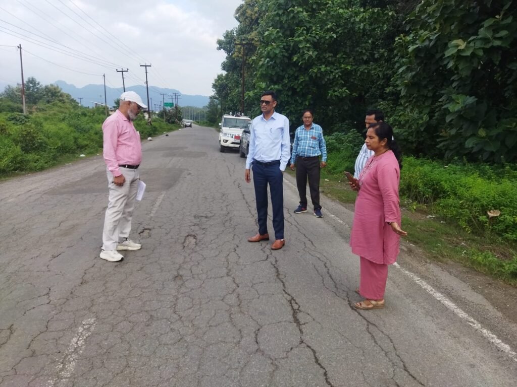 सड़कों की हकीकत परखने उतरे एसडीएम संदीप कुमार, कौड़िया-मोटाढाक और कोटद्वार-मवाकोट-कण्वाश्रम मार्ग का निरीक्षण, बारिश में उखड़े पैच और दरारों पर विभाग को दिए सख्त निर्देश