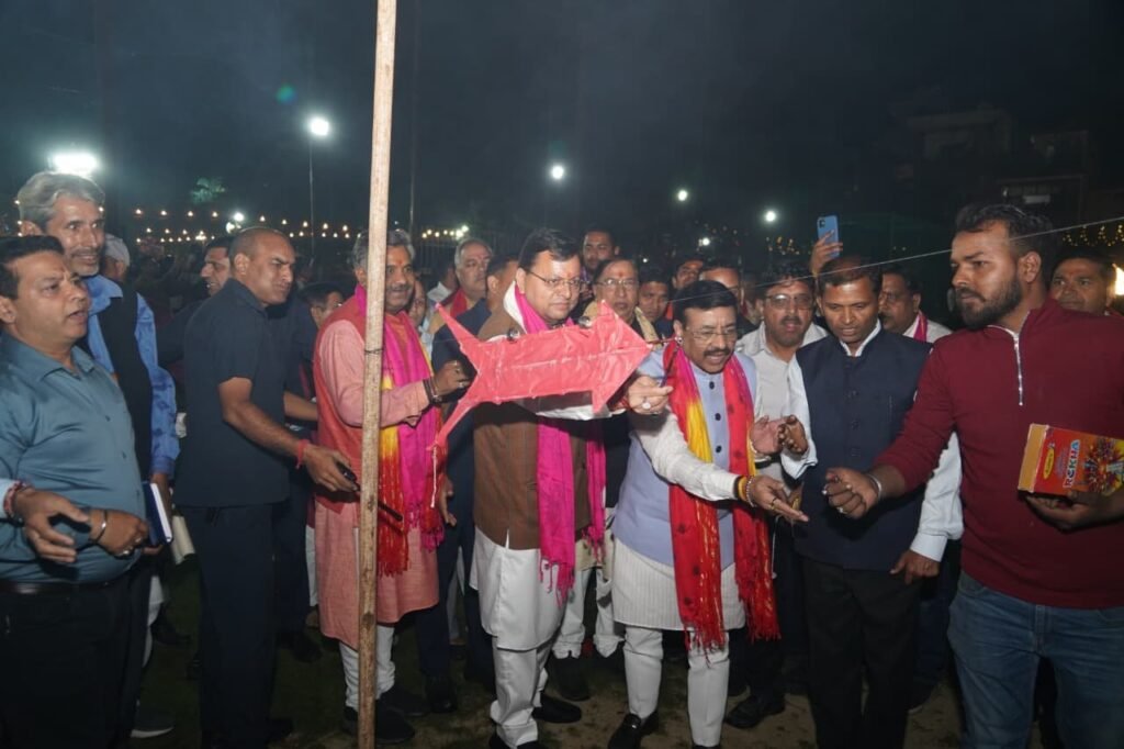 मुख्यमंत्री पुष्कर सिंह धामी ने हिंदू नेशनल कॉलेज में किया रावण दहन